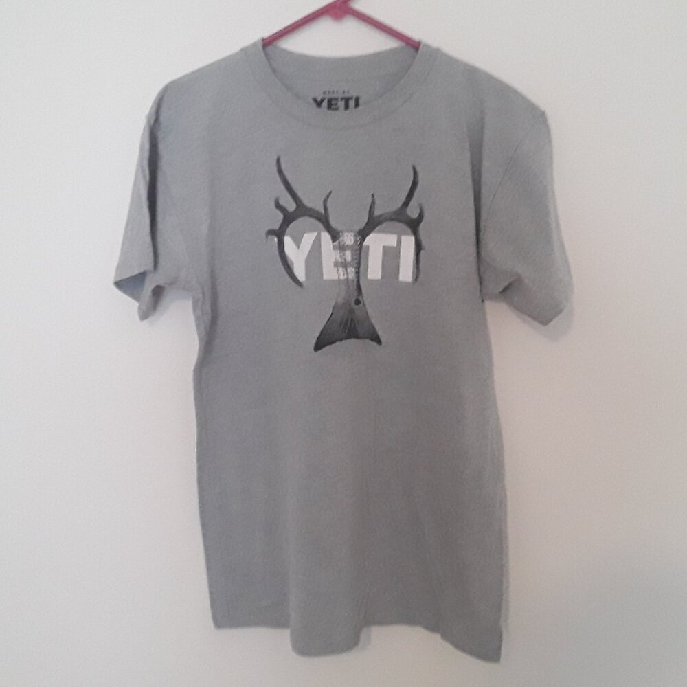 Yeti Mens size medium Gray w/white lettering and logo t-shirt